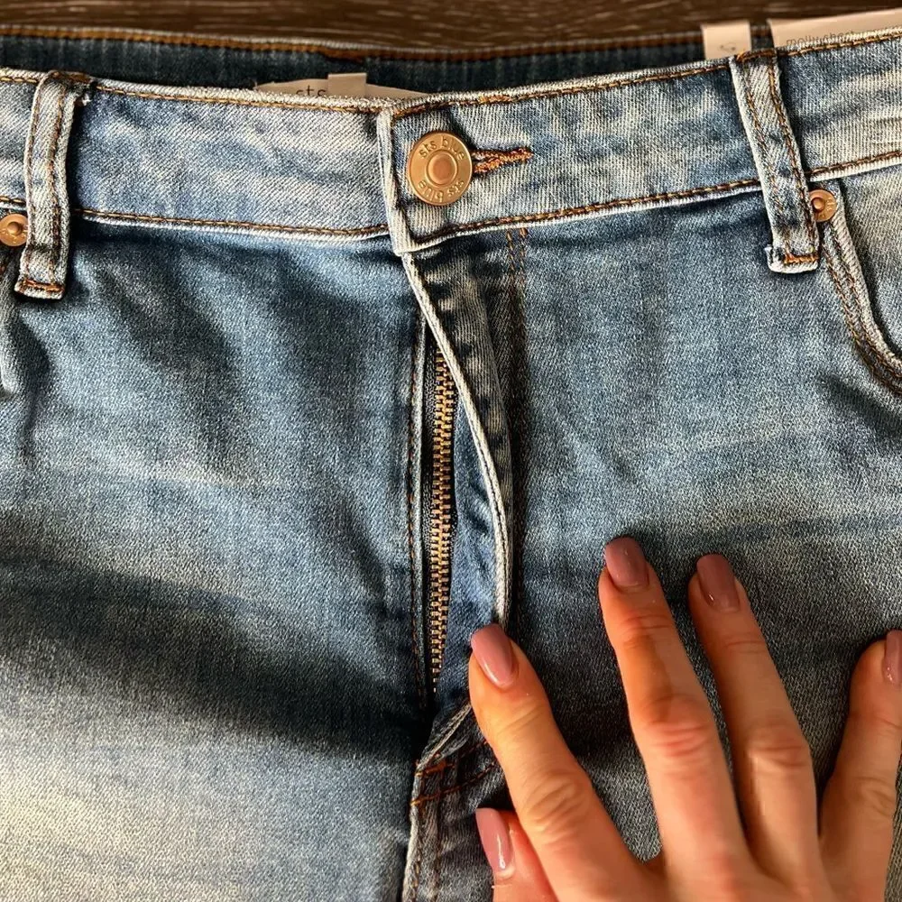STS Blue Molly High Rise Boyfriend Short with Fray Roll Hem, Denim. Size 31. NWT